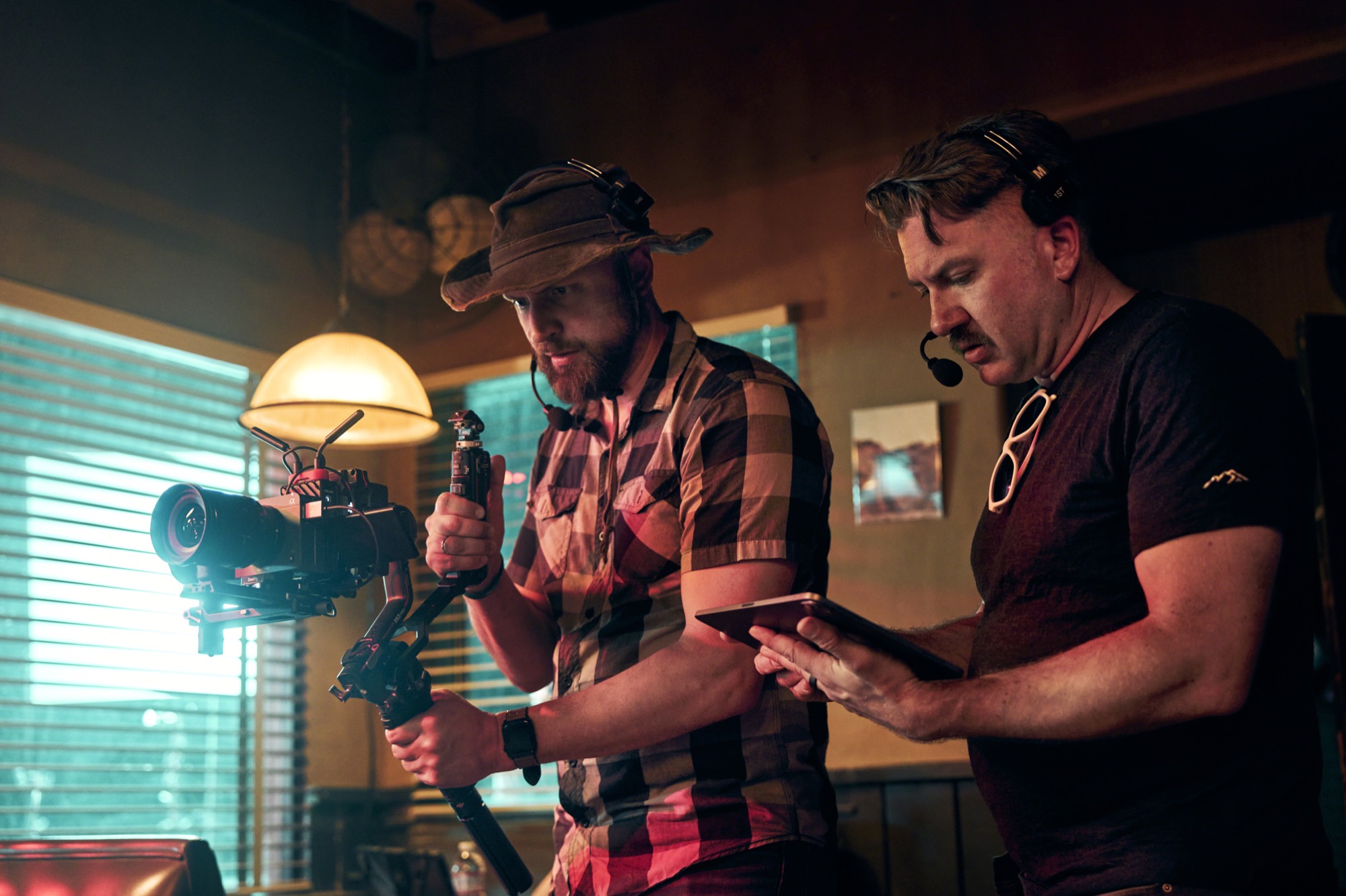 Sony FX5 su gimbal in un set con illuminazione mista
